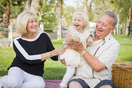 爱的孙女和祖父母在公园外面玩耍图片