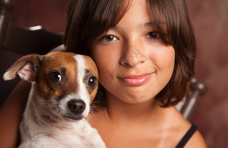漂亮的西班牙女孩和她的杰克罗赛尔特里埃小狗工作室肖像图片