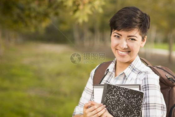 在阳光明媚的下午一位非常混杂的女学生在户外画像图片