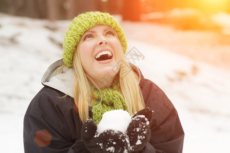 迷人的女在冬天雪里玩得开心图片