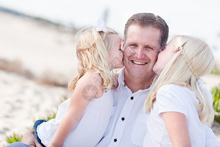 两个女儿一起亲吻爸爸脸颊图片