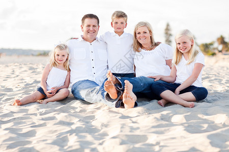 在一个阳光明媚的下午在海滩上欢乐的causin家庭肖像图片