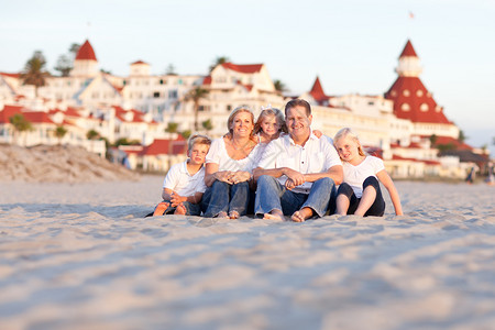 在阳光明媚的下午在科罗纳多酒店前的康卡西亚家庭快乐图片