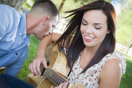 在公园弹吉他的情侣图片