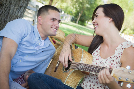 在公园弹吉他的情侣图片
