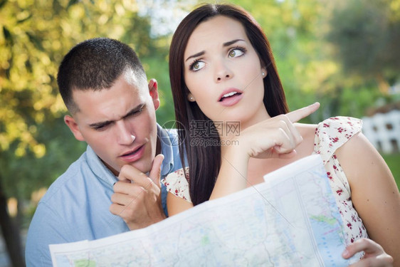 迷路的情侣在看地图图片