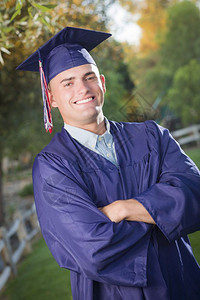 穿着帽子和礼服的帅男毕业图片