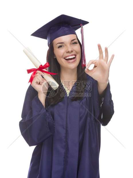 穿着帽子和礼服的男女混血快乐毕业的女子带着毕业证书图片