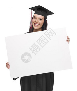 穿着帽子和礼服的快乐混合种族女毕业图片