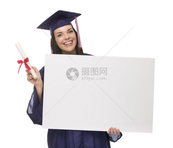 穿着帽子和礼服的快乐混合种族女毕业持有空白的标志和文凭孤立在白色上图片