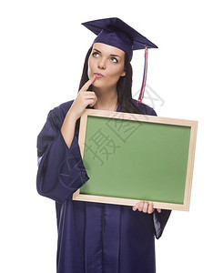 身着帽子和礼服的混合种族女毕业图片