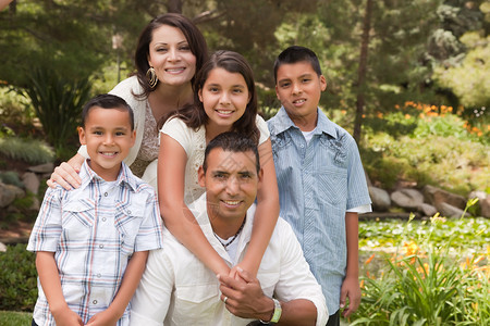 在公园里快乐的泛美家庭肖像图片
