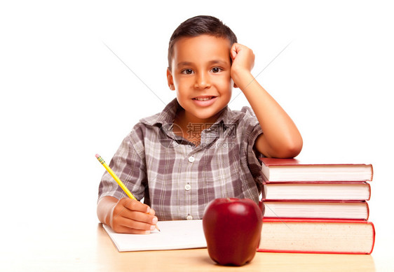 小男孩学习桌上有一个红苹果图片
