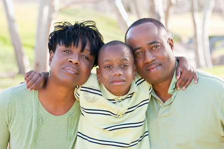 快乐的非洲家庭父母和儿子开心的留影图片