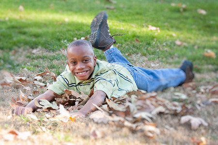 年轻的非裔美国男孩在公园玩得开心图片
