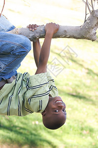 年轻男孩在公园玩得开心图片