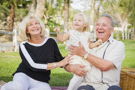 爱的孙女和祖父母在公园外面玩耍图片