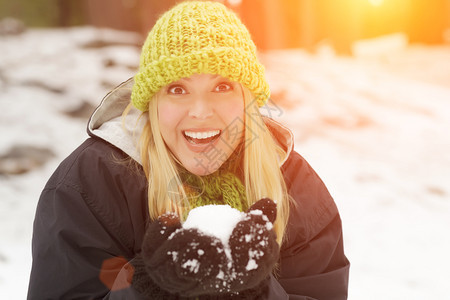 迷人的女在冬天雪里玩得开心图片