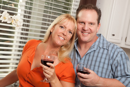 幸福的情侣一起喝葡萄酒图片