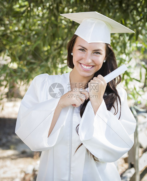 大学生穿着白色礼服手持文凭图片