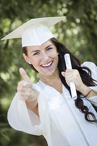 大学生穿着白色礼服手持文凭学院高清图片素材