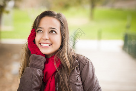 穿着红色围巾外头有手套的美丽喜悦和微笑女人肖像图片