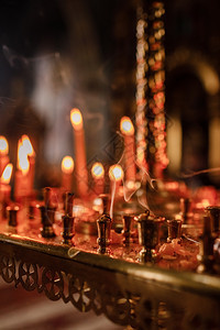 在黑暗背景的教堂里烧蜡烛在黑暗背景的教堂里烧蜡烛图片