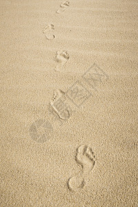 黄沙脚印在炎热的夏日人类脚印在锡尔特岛沙滩上图片