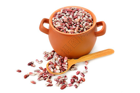 红肾豆在一个陶瓷锅孤立在白色背景图片