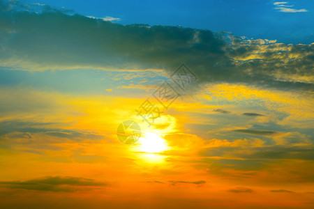 阴云的天空和明亮太阳在地平线上升起图片