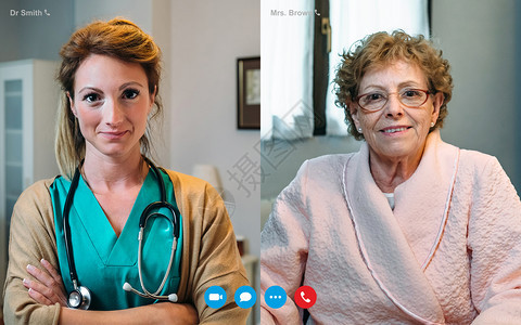 与住院的老年妇女和看她的医生使用视频电话屏幕在家使用计算机的妇女图片