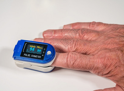 在肺部感染的情况下手指上的脉冲血氧测量值是试血液氧水平的好方法老年人在手指上用脉冲血氧测量值来试血液氧水平图片