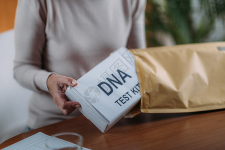 准备DNA基因测试包的高级妇女图片