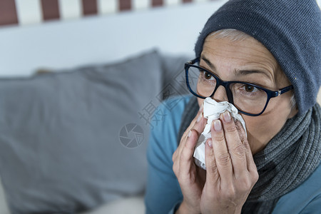 成熟女用纸组织吹鼻涕腔过敏图片