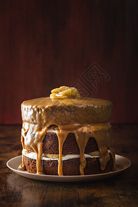 美味的层蛋糕苹果酸奶和一个滴水的焦糖加冰喜庆的生日蛋糕自制的轻松焦糖甜点图片