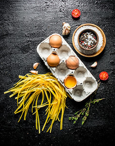 土生长的意大利面配有鸡蛋和香料黑生土长的意大利面配有鸡蛋和香料图片