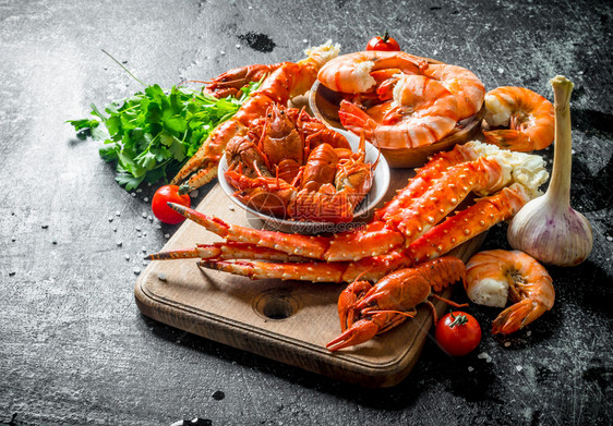 新鲜煮熟的龙虾和螃蟹图片