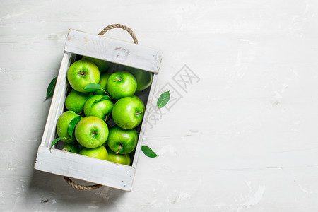 盒子里的苹果白色生锈背景的苹果图片