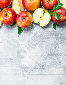红苹果和切片白色生锈背景红苹果和切片图片