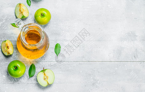 果汁和新鲜苹在玻璃罐中里面有苹果片白色生锈背景果汁和新鲜苹在玻璃罐中里面有苹果片图片