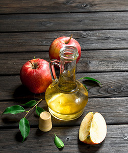 苹果醋和新鲜木本底的苹果醋和新鲜图片