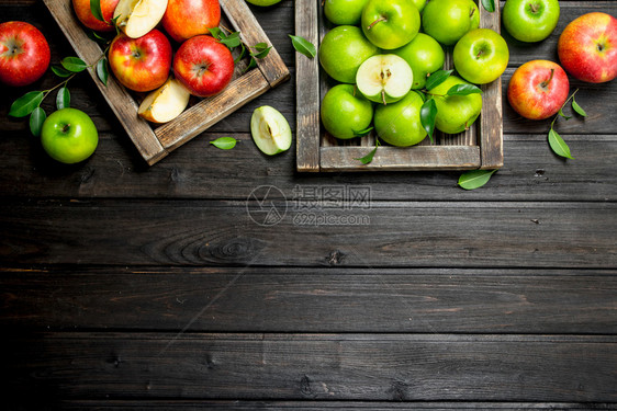 木箱中的红苹果和绿木箱中的红苹果和绿图片