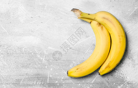 新鲜香蕉的气味白色生锈背景的图片