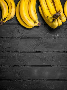 整条新鲜香蕉黑色生锈背景的图片
