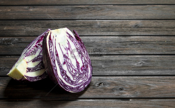 新鲜的切菜卷心木制背景图片