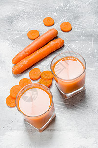 杯子里的胡萝卜汁生锈背景的胡萝卜汁图片