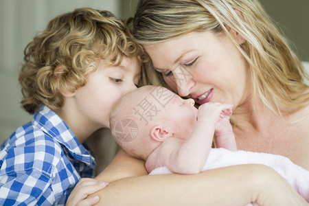 美丽的年轻母亲带着珍贵的新生女婴图片