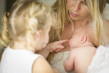 美丽的年轻母亲带着新生的女婴图片