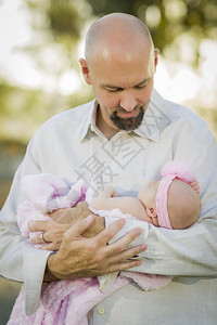 父亲把新生的女婴抱在外面图片