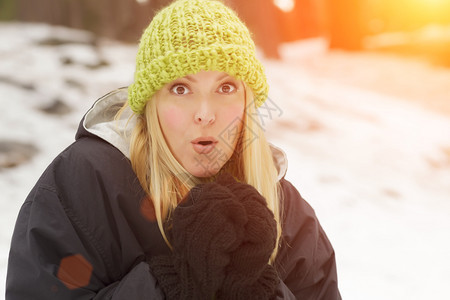 迷人的女在冬天雪里玩得开心图片